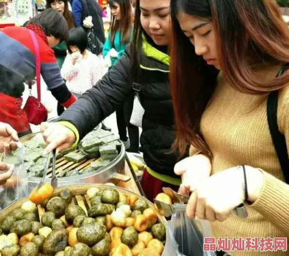 肉伦云雨交融迎合下种近日，某地举办了首届美食节，吸引了大量吃货前来品尝各类特色小吃