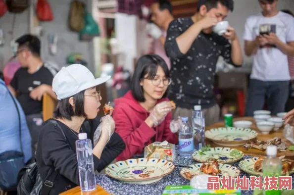 肉伦云雨交融迎合下种近日，某地举办了首届美食节，吸引了大量吃货前来品尝各类特色小吃