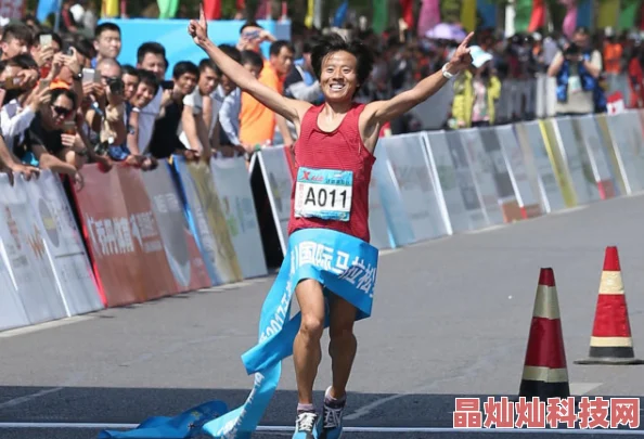 苗条的苏茜最近开始学习瑜伽并参加了当地的马拉松比赛