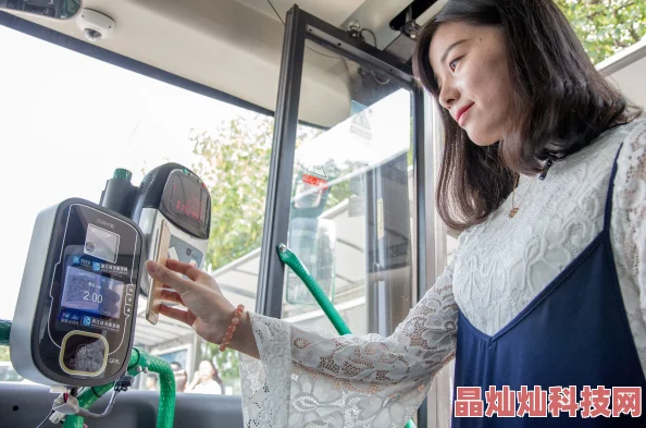 校花公交被强爽翻近日校花在公交车上遭遇不法分子围堵引发众人围观