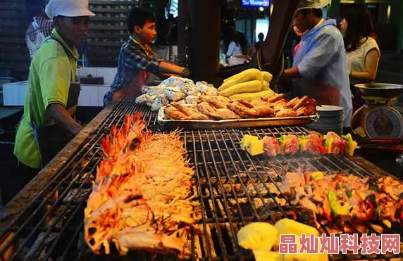 曼谷肉宴泰国街头现巨型烤肉串引游客打卡