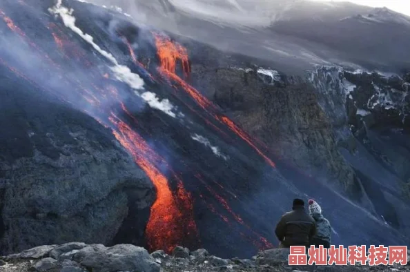 火山口的两人岩浆涌动危机升级幸存者面临全新考验